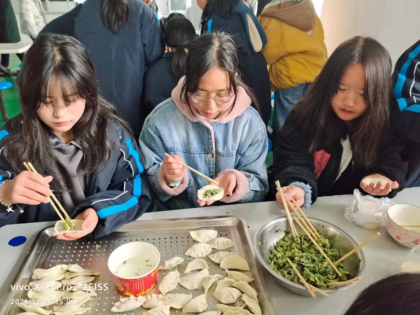 情暖校園，你是主“餃”！我校舉行周末實踐活動——包餃子